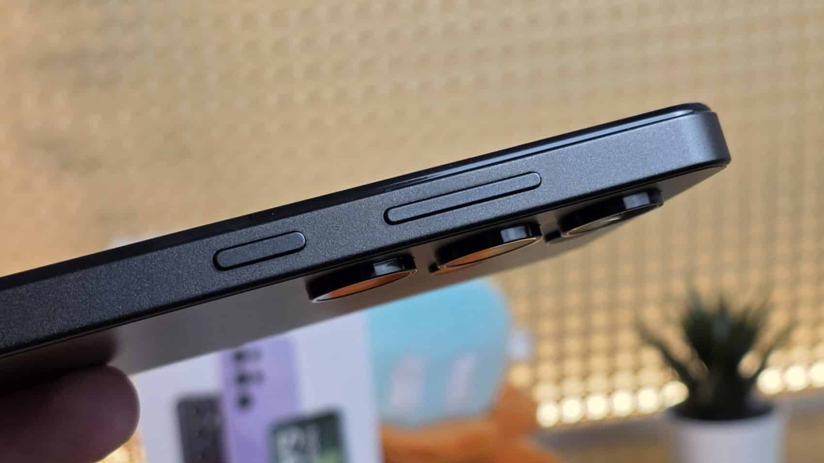 Boutons de volume et d'alimentation sur la tranche du Neow Safe Plus