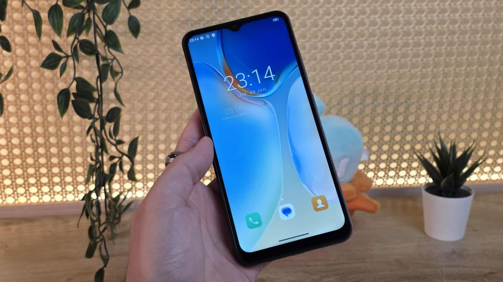 Ecran d'accueil du Neow Safe Plus avec l'encoche en goutte d'eau