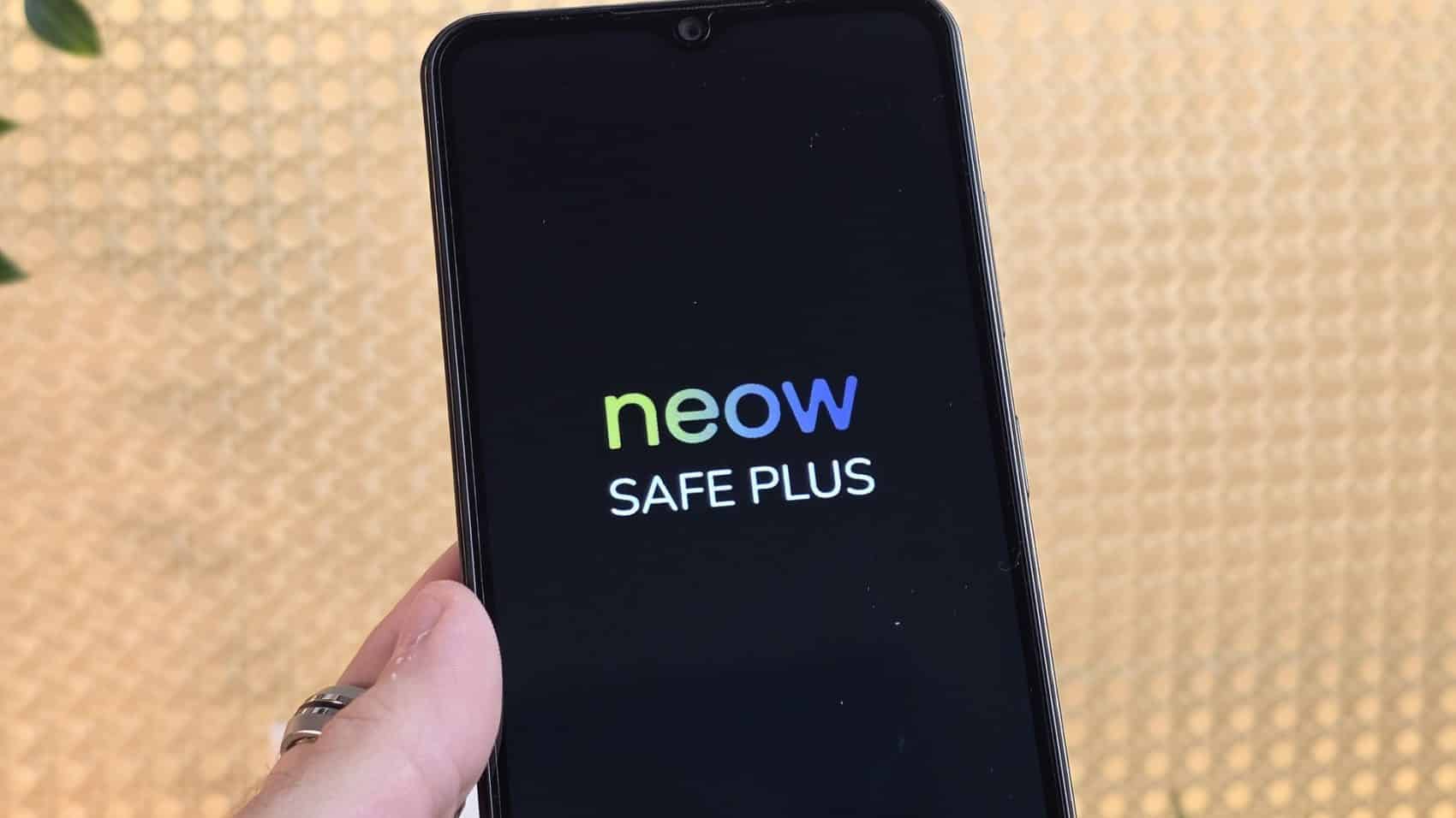 Écran de démarrage du Neow Safe Plus avec le logo neow Safe Plus