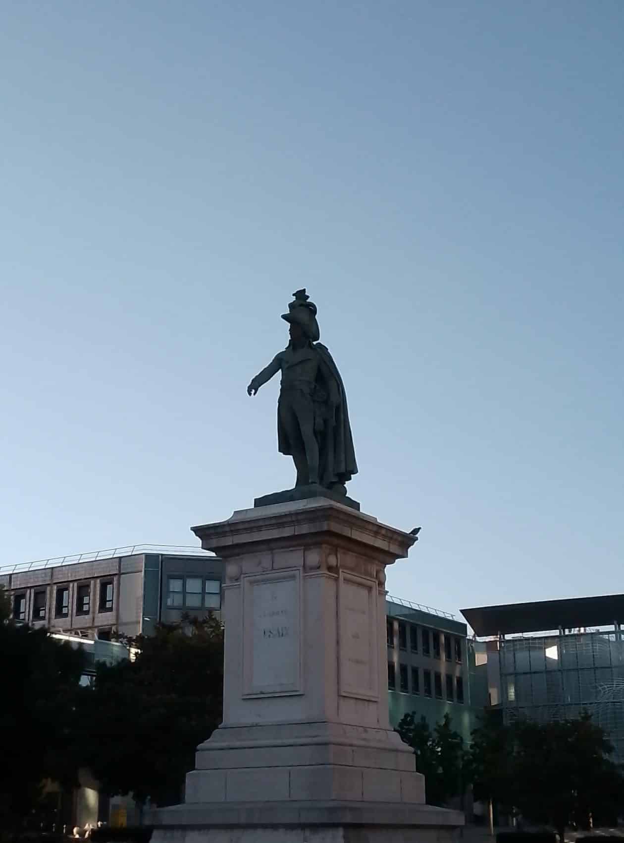Photo au crepuscule prise avec le Neow Safe Plus, statue sur une place