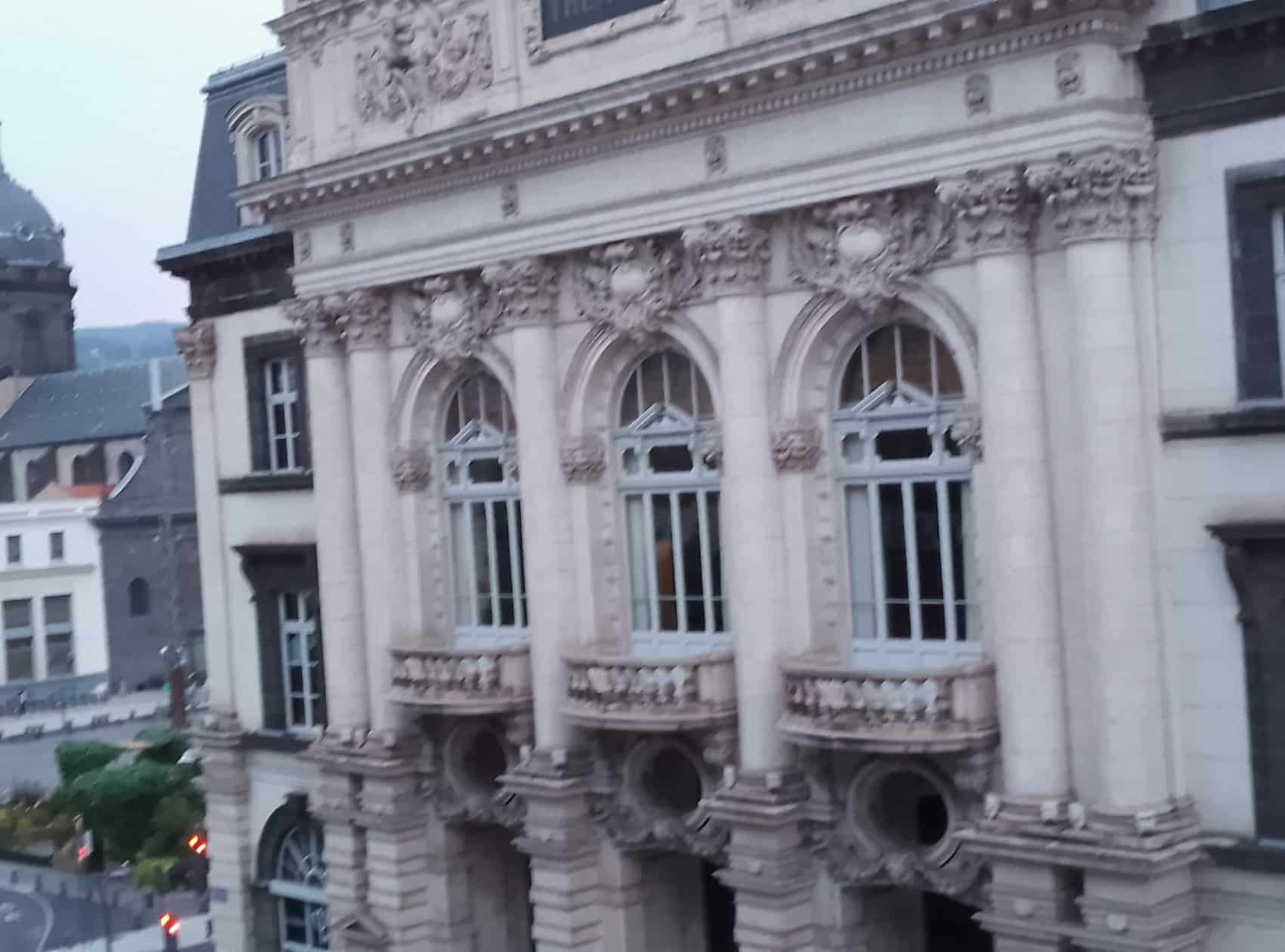 Photo de jour prise avec le Neow Safe Plus, detail d'une facade