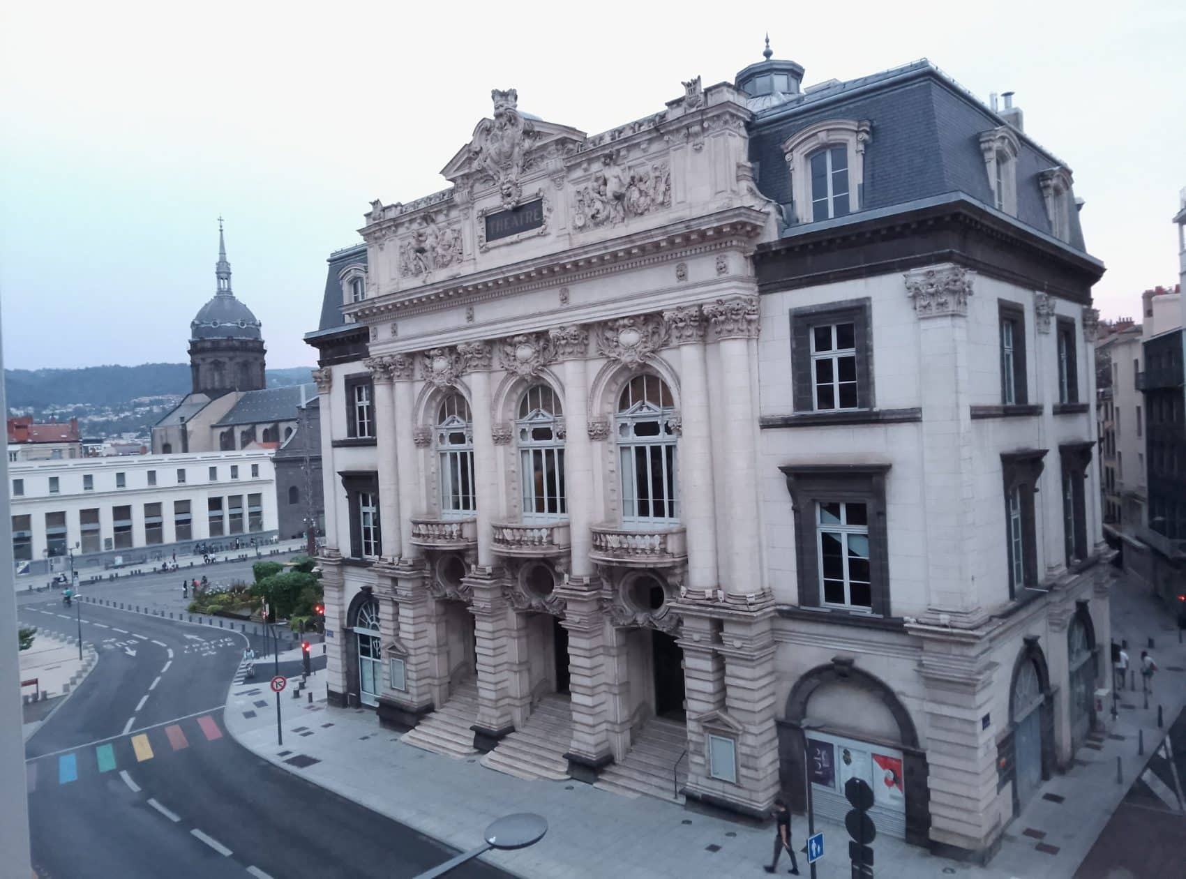 Photo de jour prise avec le Neow Safe Plus, facade d'un theatre