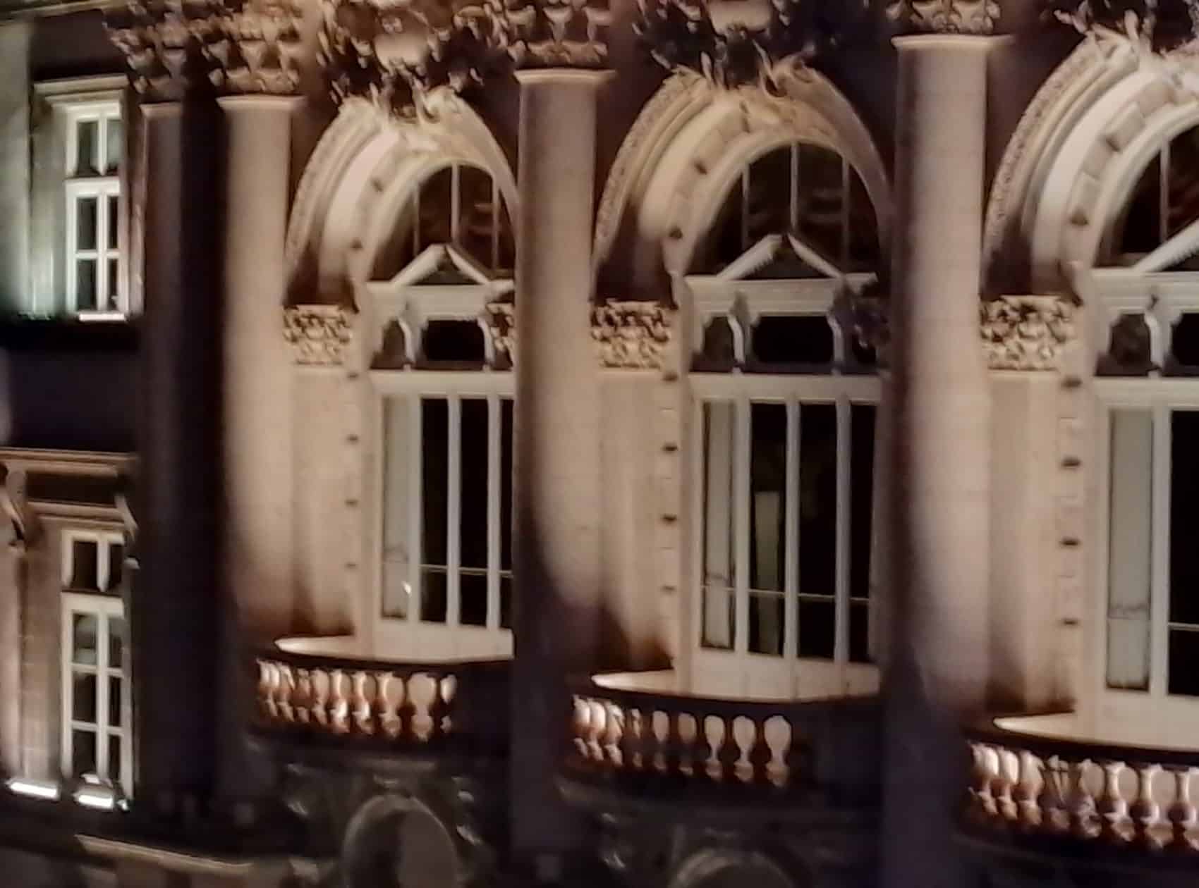 Photo de nuit prise avec le Neow Safe Plus, colonnes eclairees