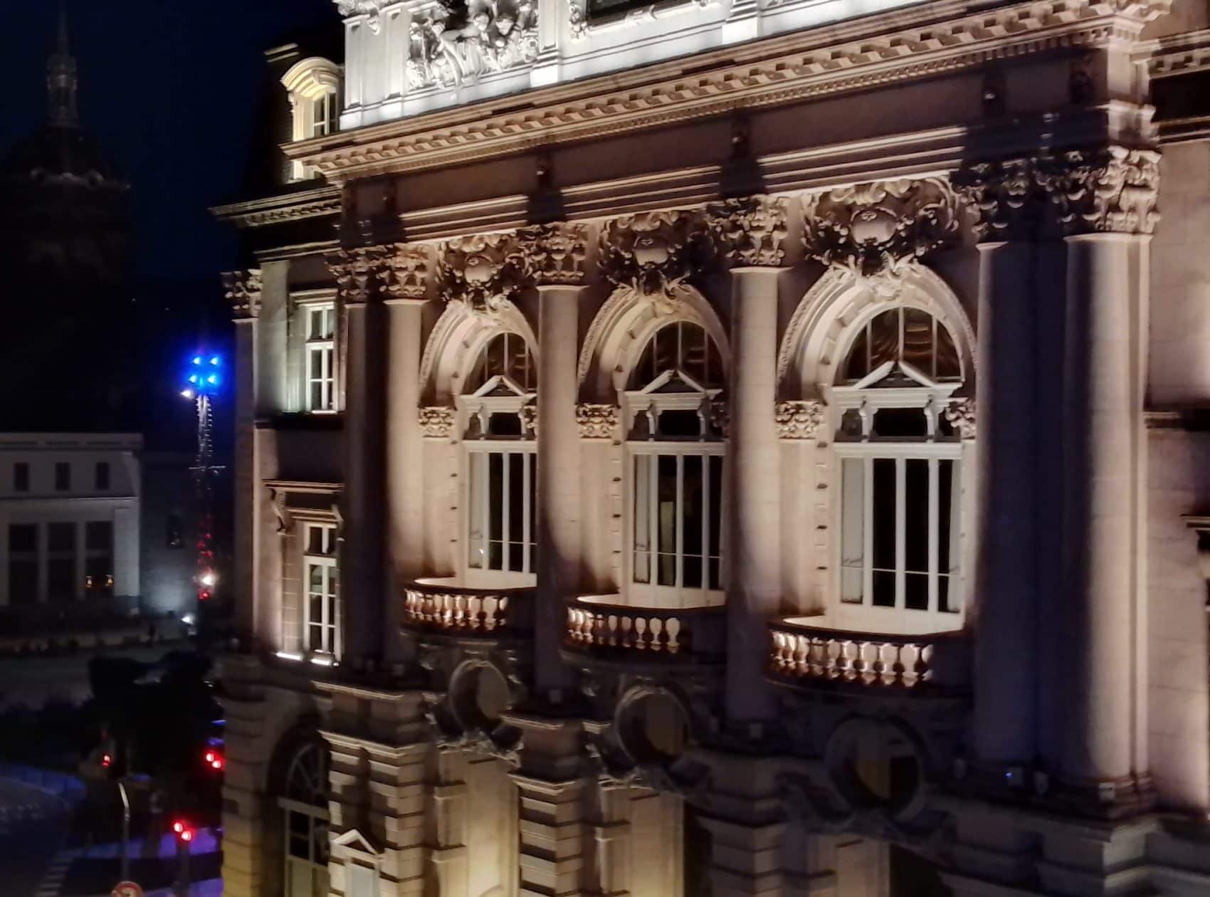 Photo de nuit prise avec le Neow Safe Plus, facade eclairee