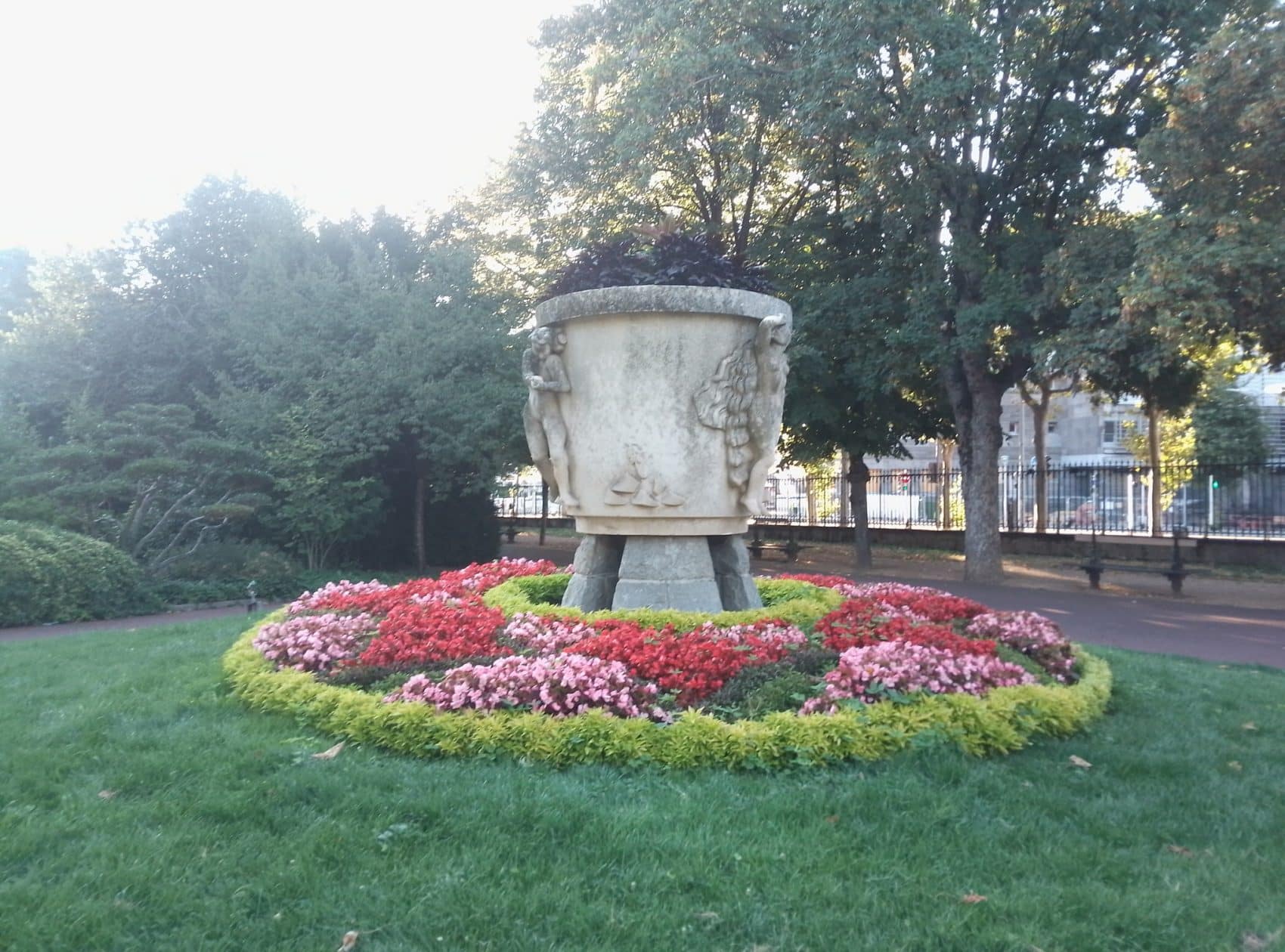 Photo prise avec le Neow Safe Plus, vasque et massif de fleurs dans un parc