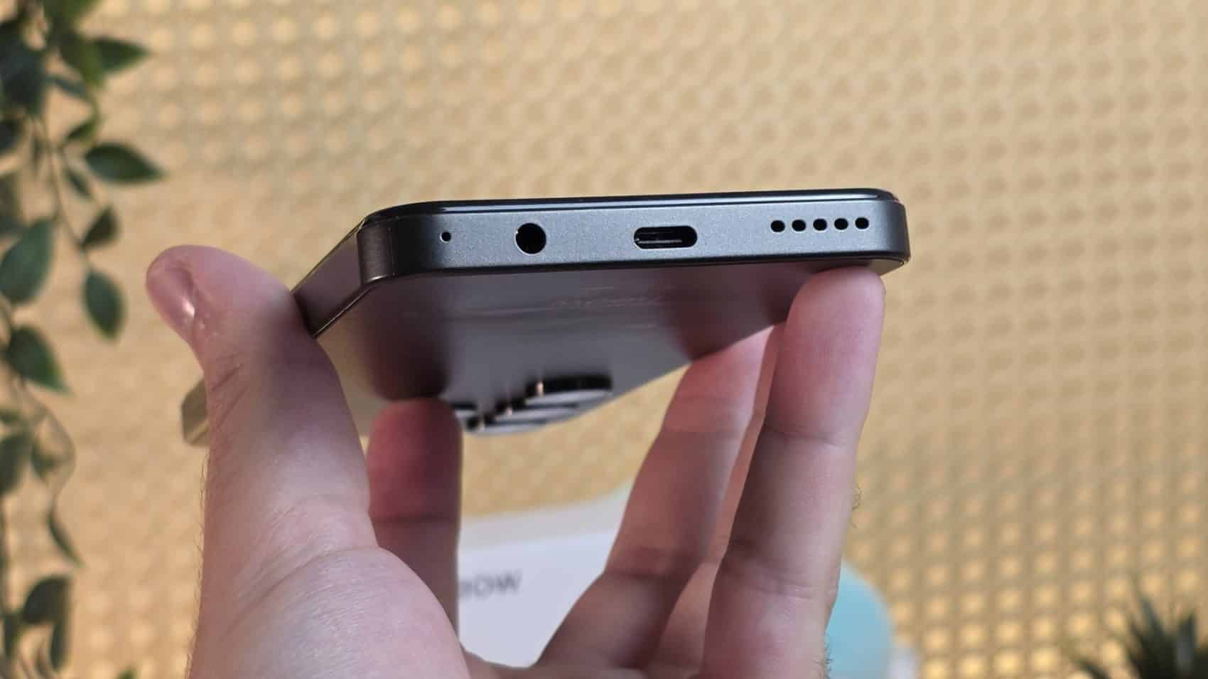 Tranche inférieure du Neow Safe Plus avec prise jack, port USB-C et haut-parleur