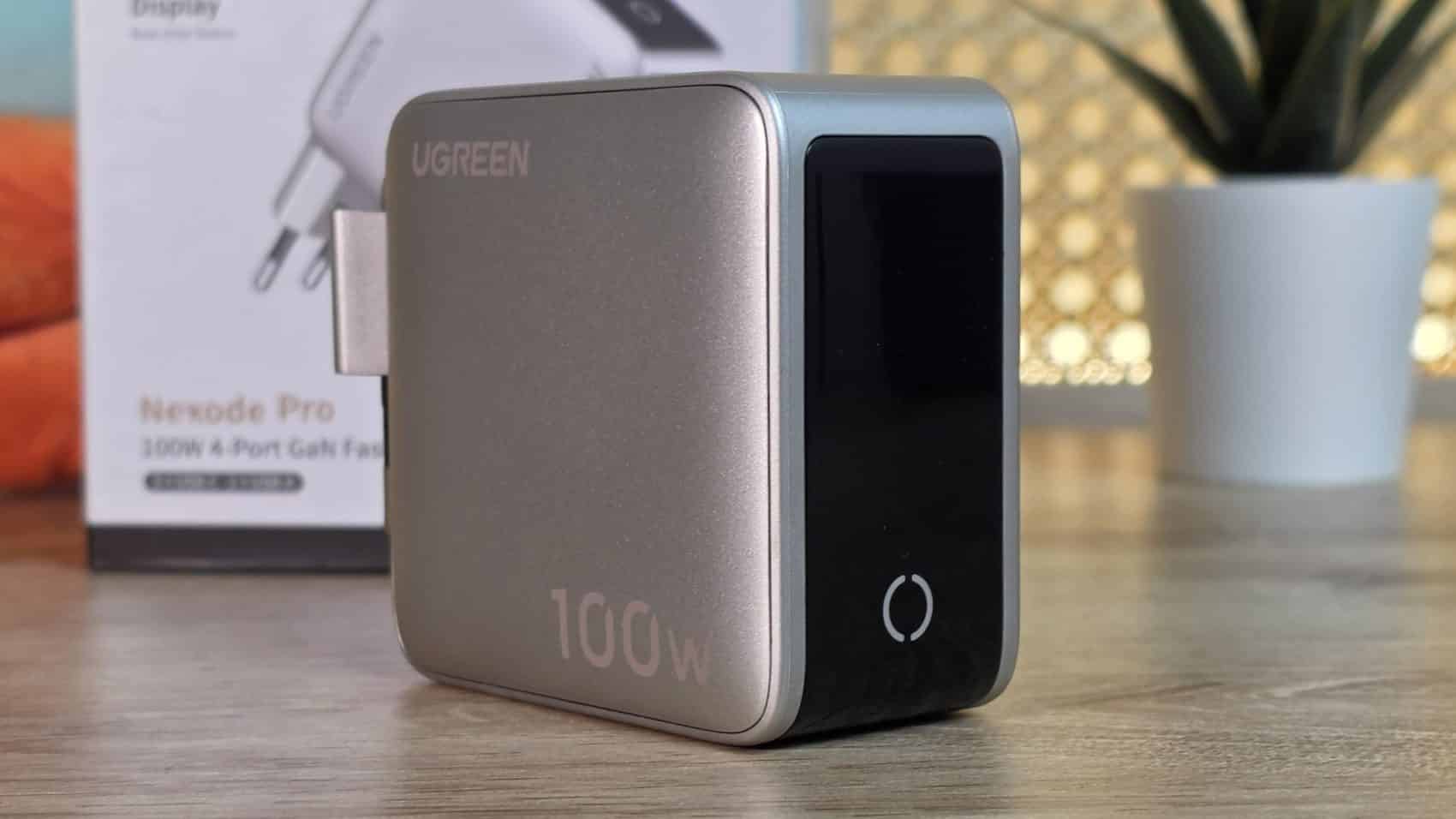 Écran TFT du chargeur UGREEN Nexode Pro 100W affichant la puissance