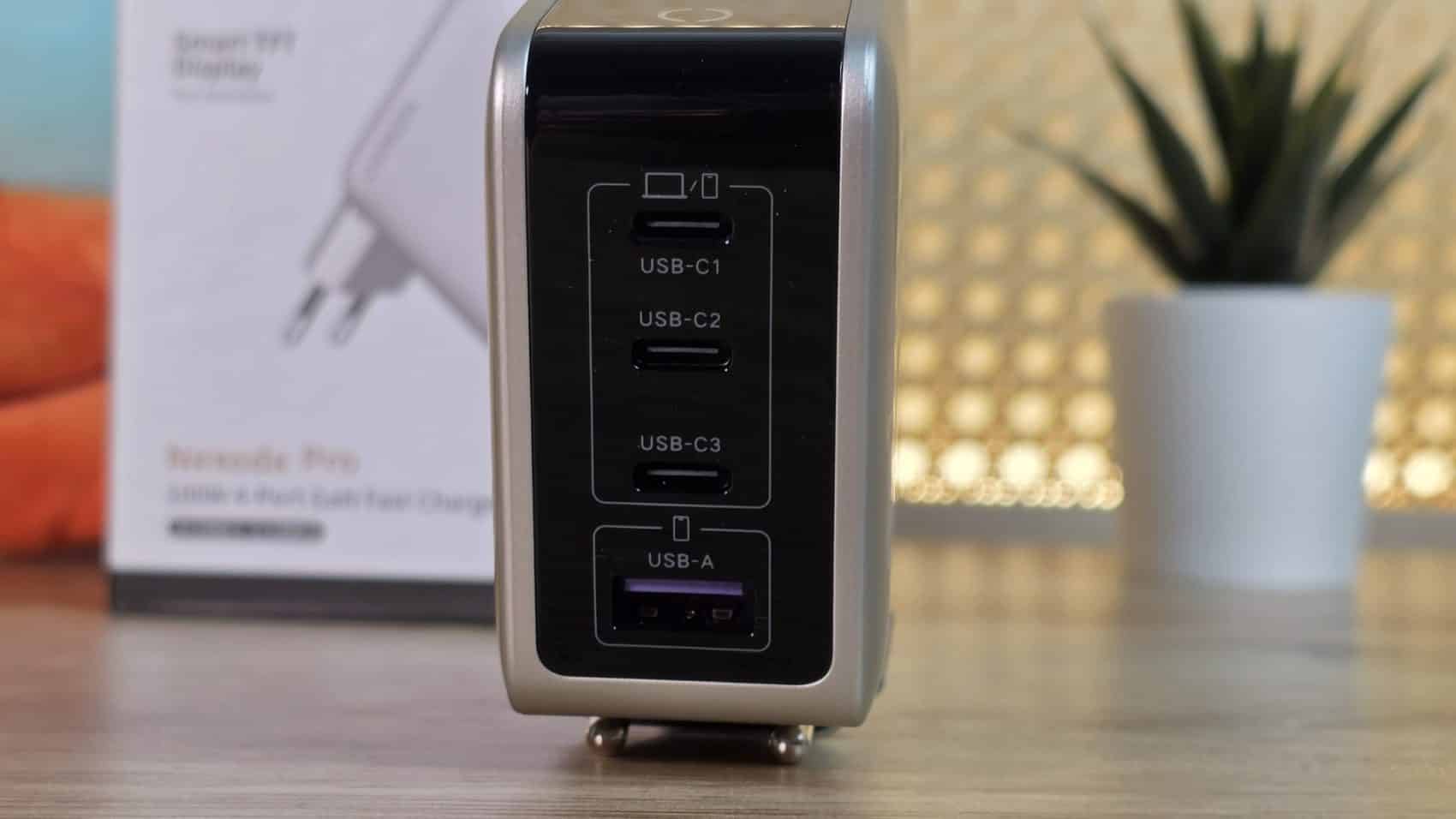 Ports du UGREEN Nexode Pro 100W : trois USB-C et un USB-A