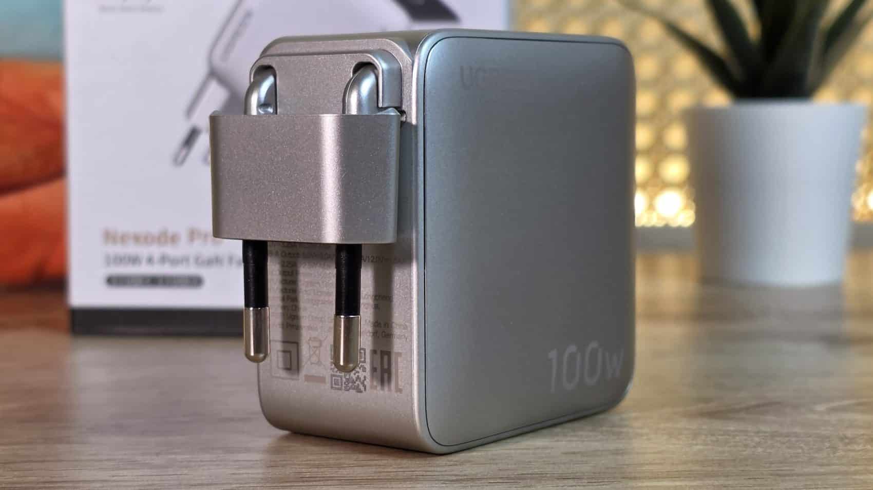 Chargeur UGREEN Nexode Pro 100W avec ses broches de prise pliables