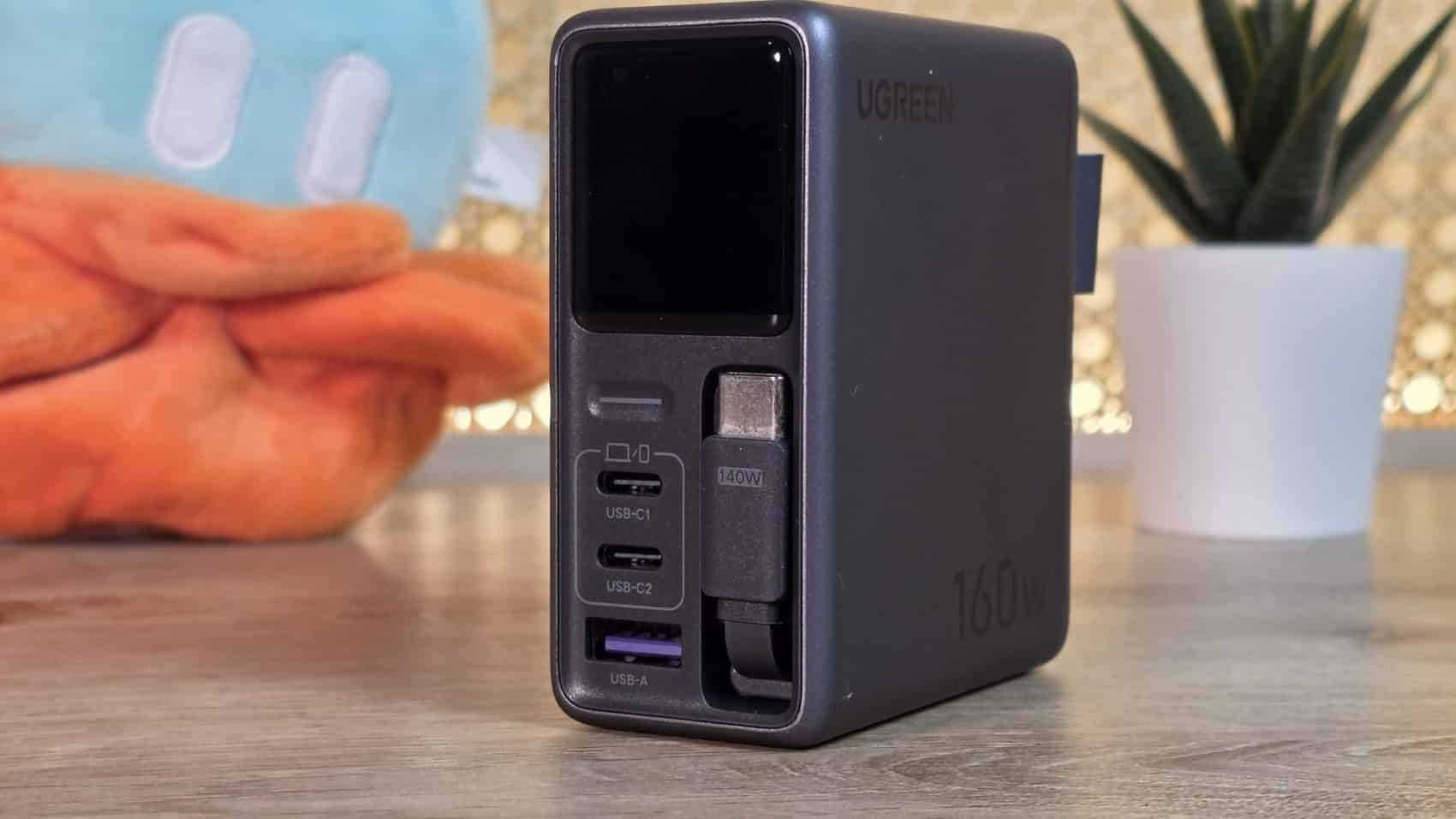 UGREEN Nexode Pro 160W : écran, ports et câble USB-C rétractable