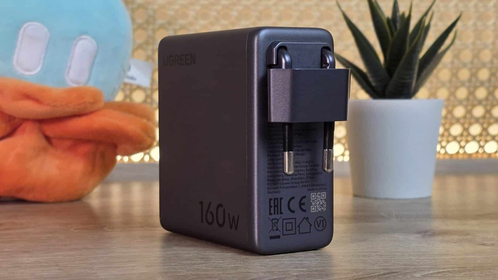 Face arrière du UGREEN Nexode Pro 160W avec ses broches pliables