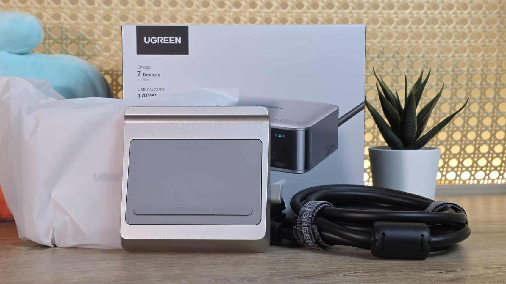 Contenu de la station UGREEN Nexode Pro 300W : l'unité, son socle et le câble