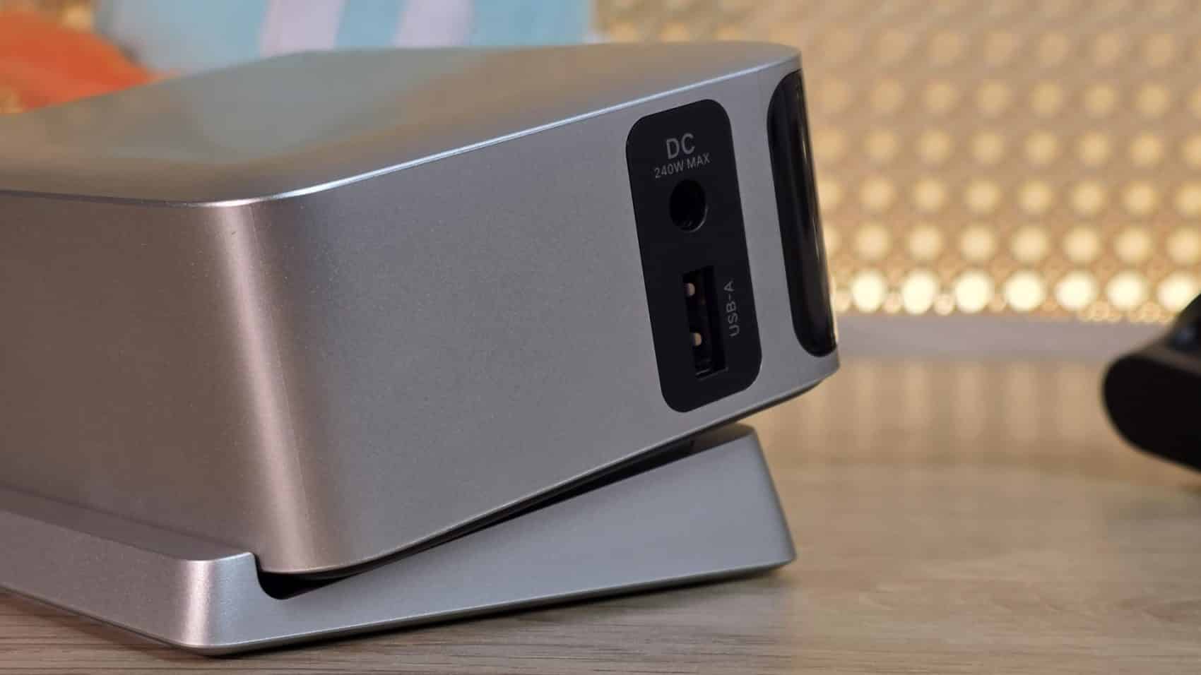 Arrière de la station 300W : la sortie DC et le port USB-A