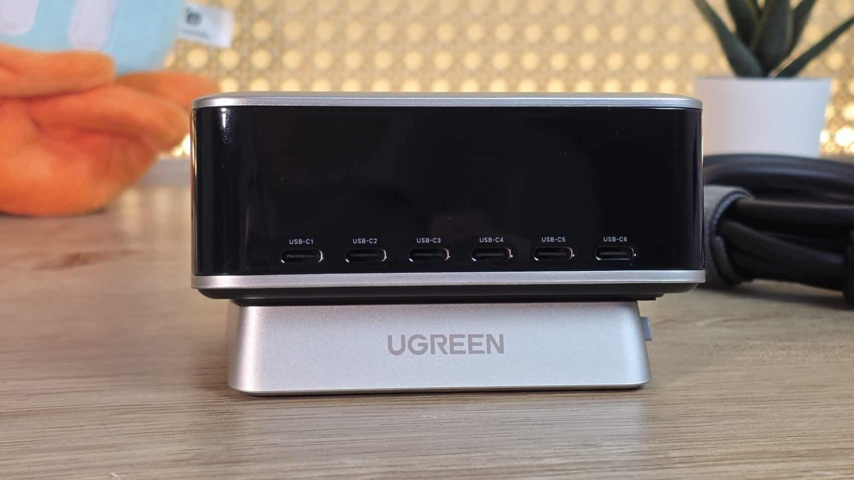 Station UGREEN Nexode Pro 300W sur son socle avec ses six ports USB-C