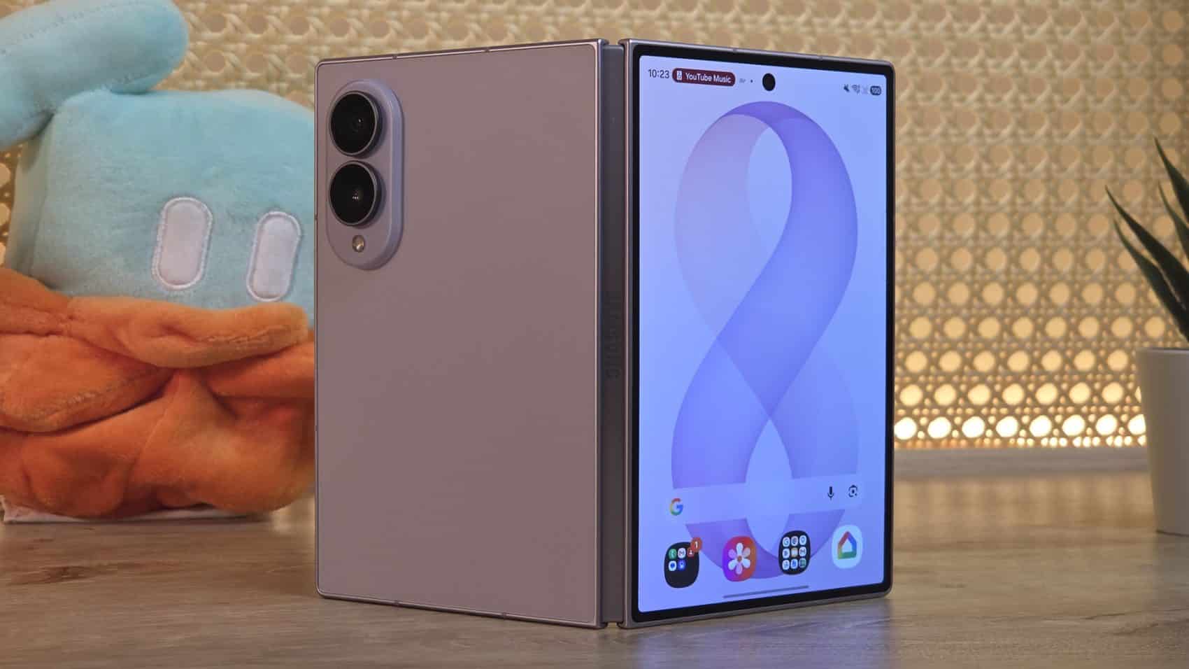Samsung Galaxy Z Fold 8 déplié montrant son écran interne et son écran externe