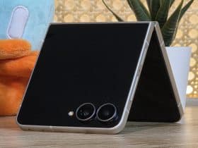 Samsung Galaxy Z Flip 8 crème ouvert en position tente, dos et double capteur photo visibles