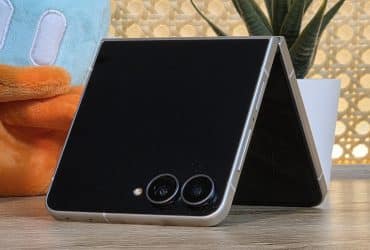 Samsung Galaxy Z Flip 8 crème ouvert en position tente, dos et double capteur photo visibles