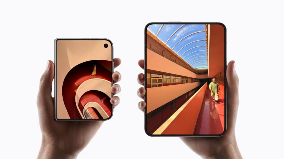 iPhone Duo, le pliable d'Apple, tenu en main replié et déplié pour la prise en main