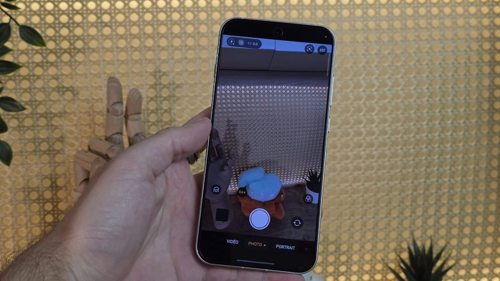 Application appareil photo ouverte sur l'Oppo Reno 16 Pro 5G en extérieur