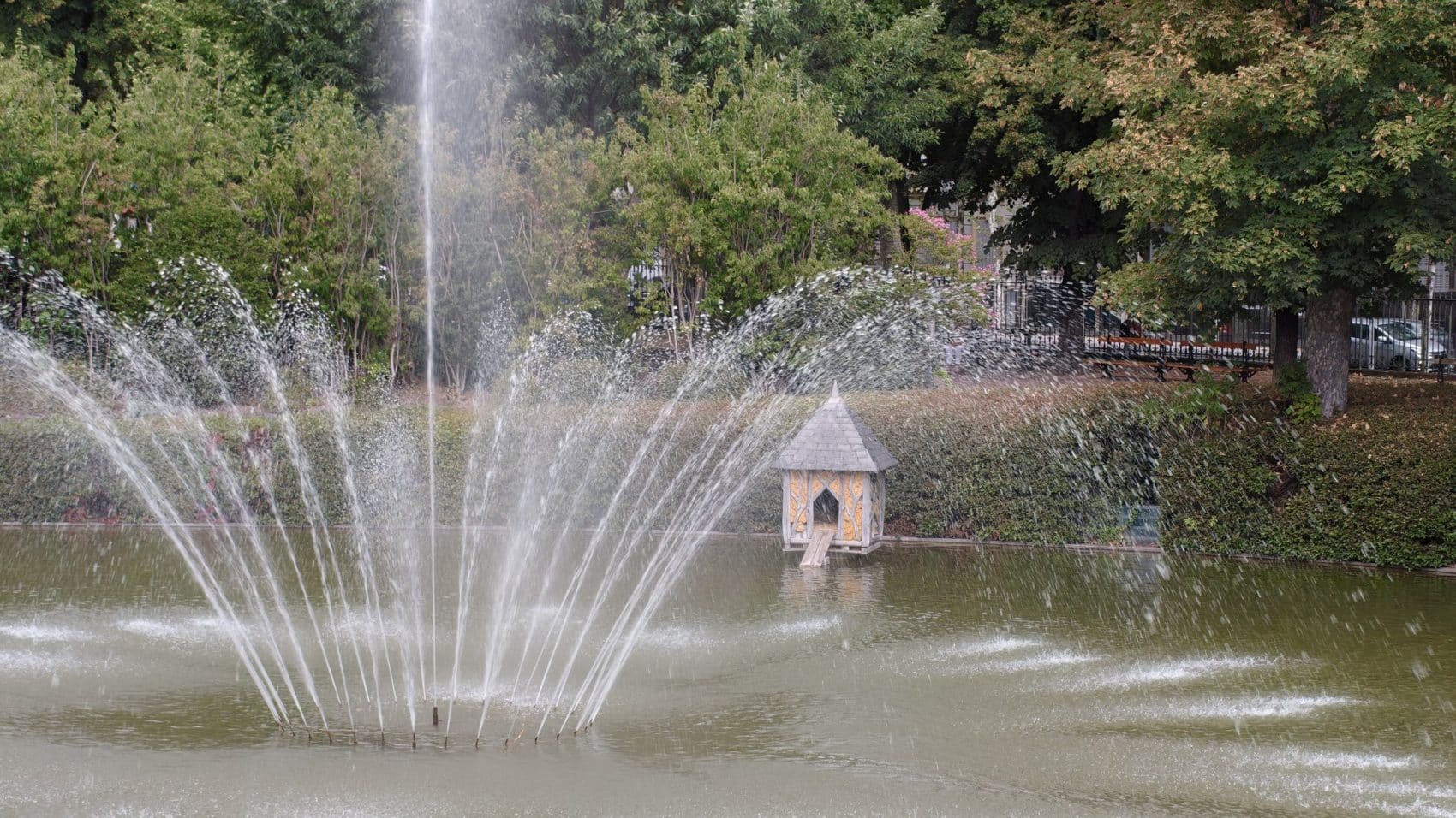 Cabane à canards sur l'eau photographiée au zoom avec l'Oppo Reno 16 Pro 5G