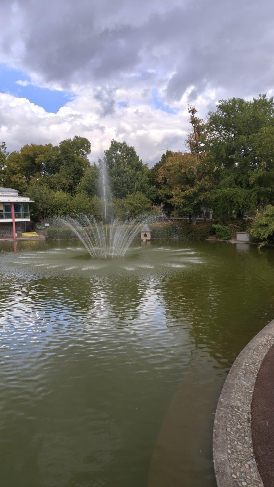 Jet d'eau d'un bassin photographié avec l'Oppo Reno 16 Pro 5G