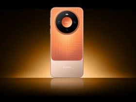 Le Huawei Mate 90 Pro en coloris orange, vu de dos