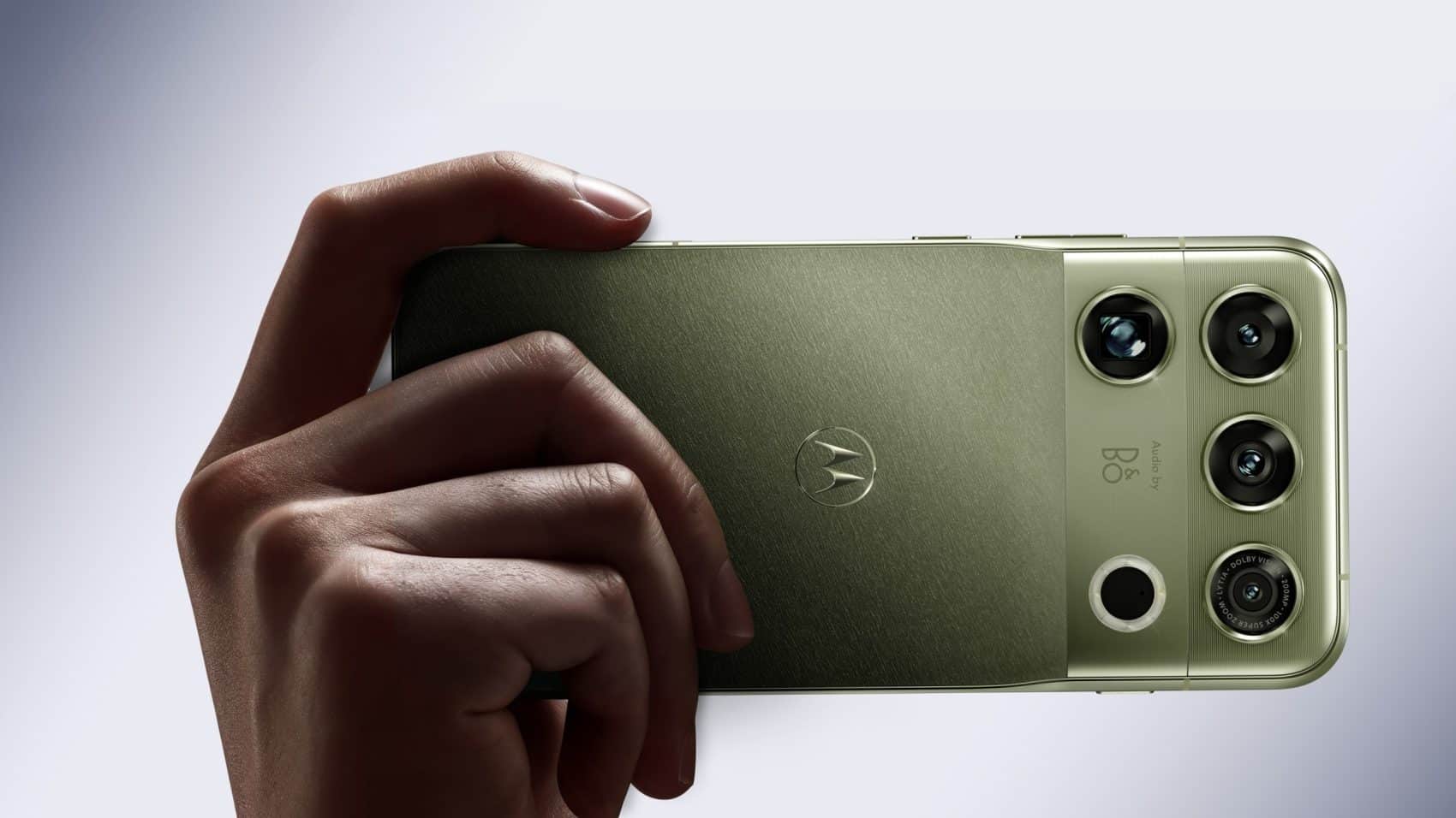 Le Motorola Signature 27, équipé du Snapdragon 8 Elite Extreme Gen 6, vu de dos
