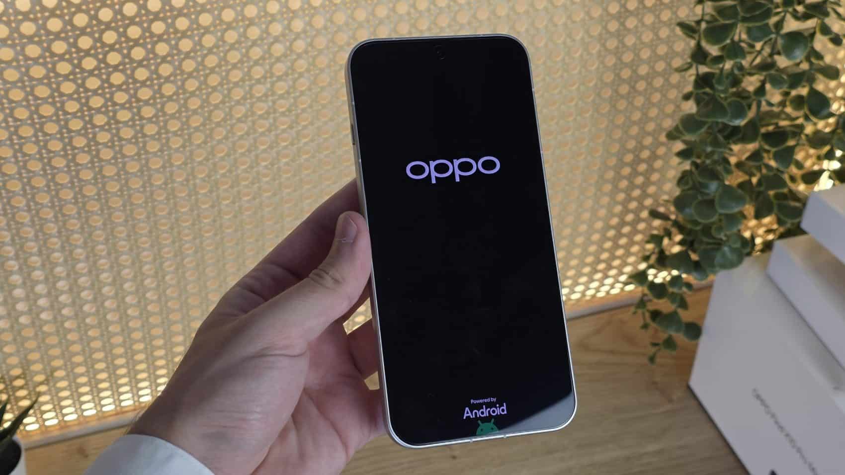 Oppo Find X10 Pro Max allumé avec les logos Oppo et Android