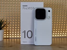 Dos clair de l'Oppo Find X10 Pro Max devant sa boîte