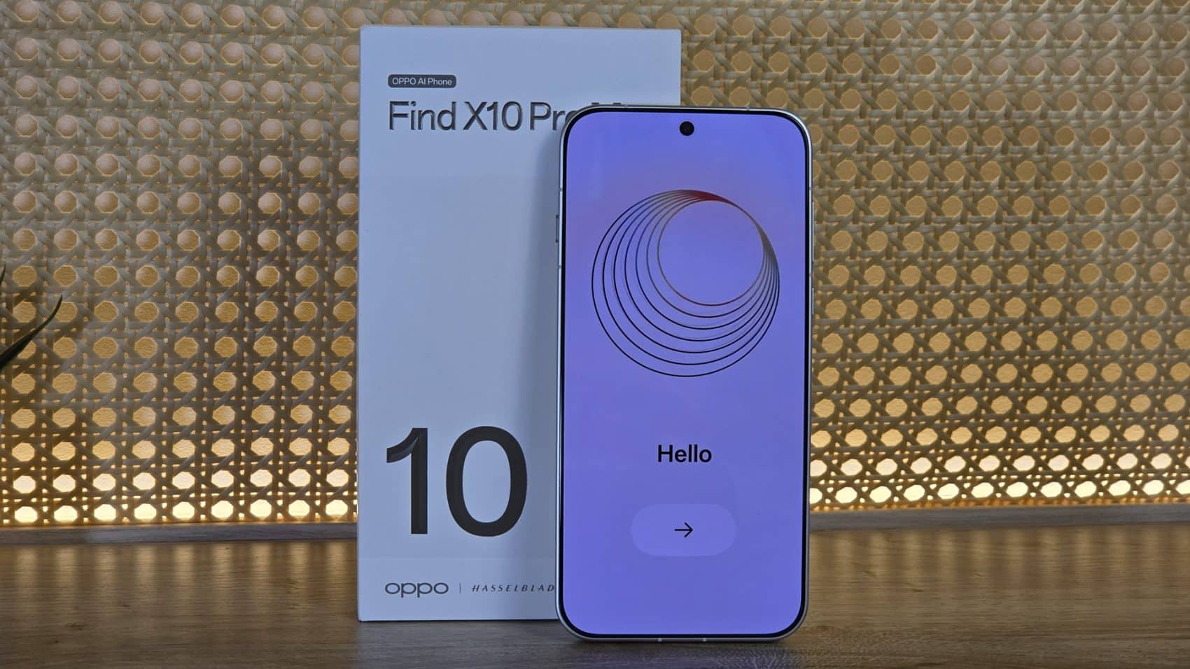 Écran allumé de l'Oppo Find X10 Pro Max devant sa boîte
