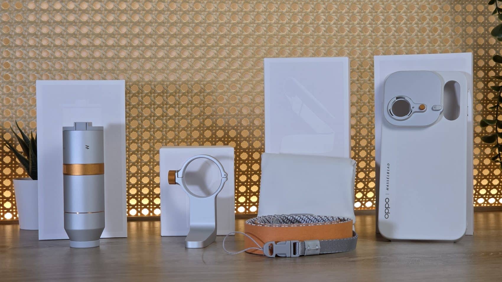 Oppo Find X10 Pro Max avec sa coque et les accessoires du kit Hasselblad