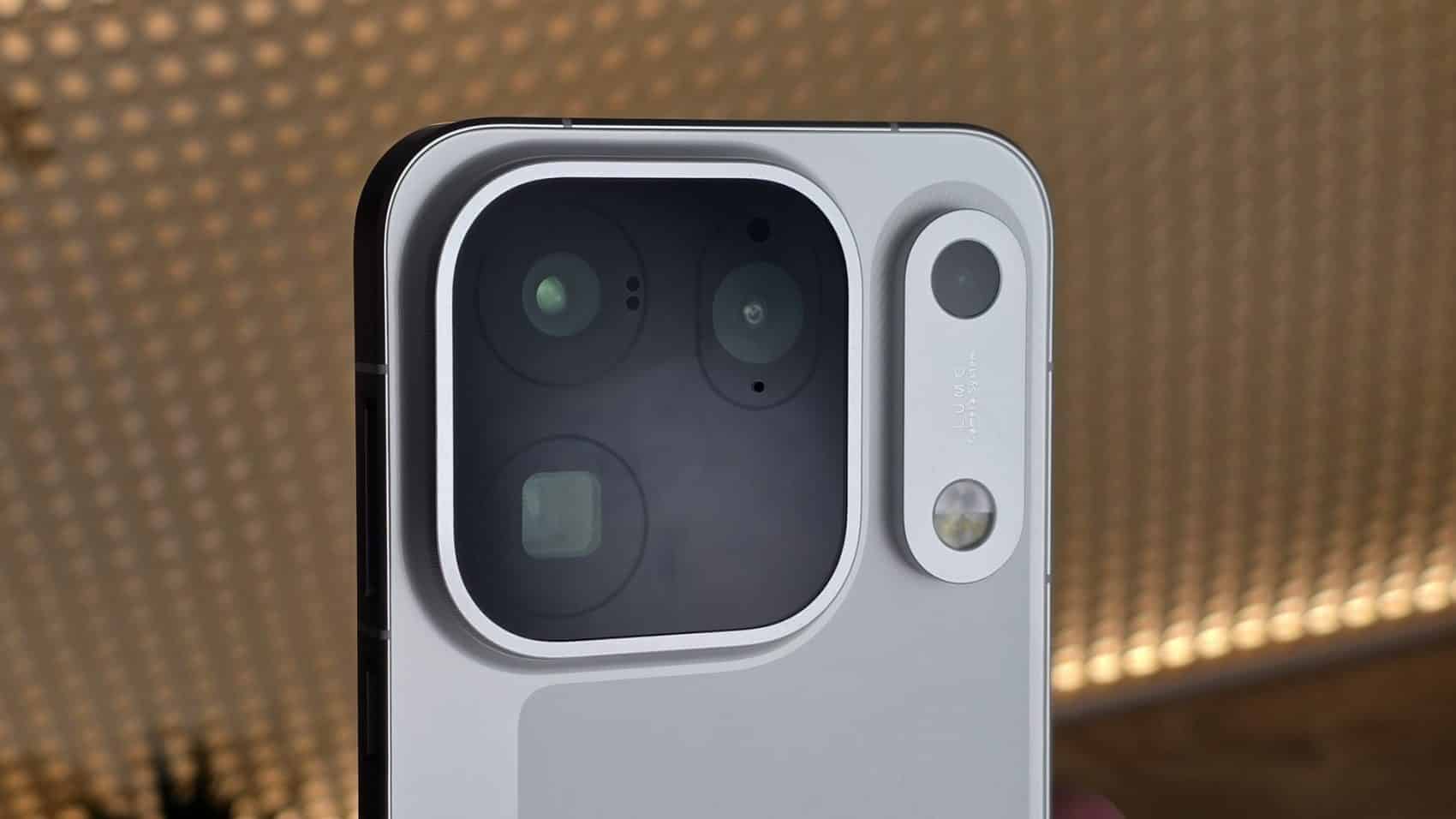 Gros plan sur le module photo arrière de l'Oppo Find X10 Pro Max