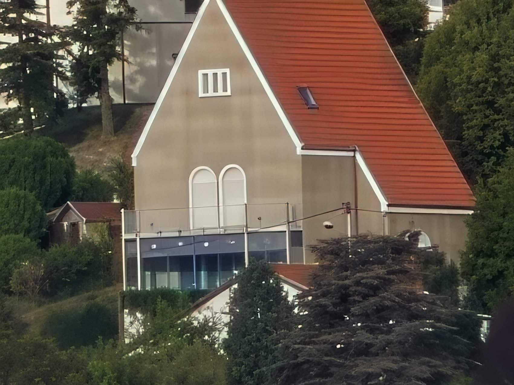 Photo prise avec l’Oppo Find X10 Pro Max : maison à fort grossissement