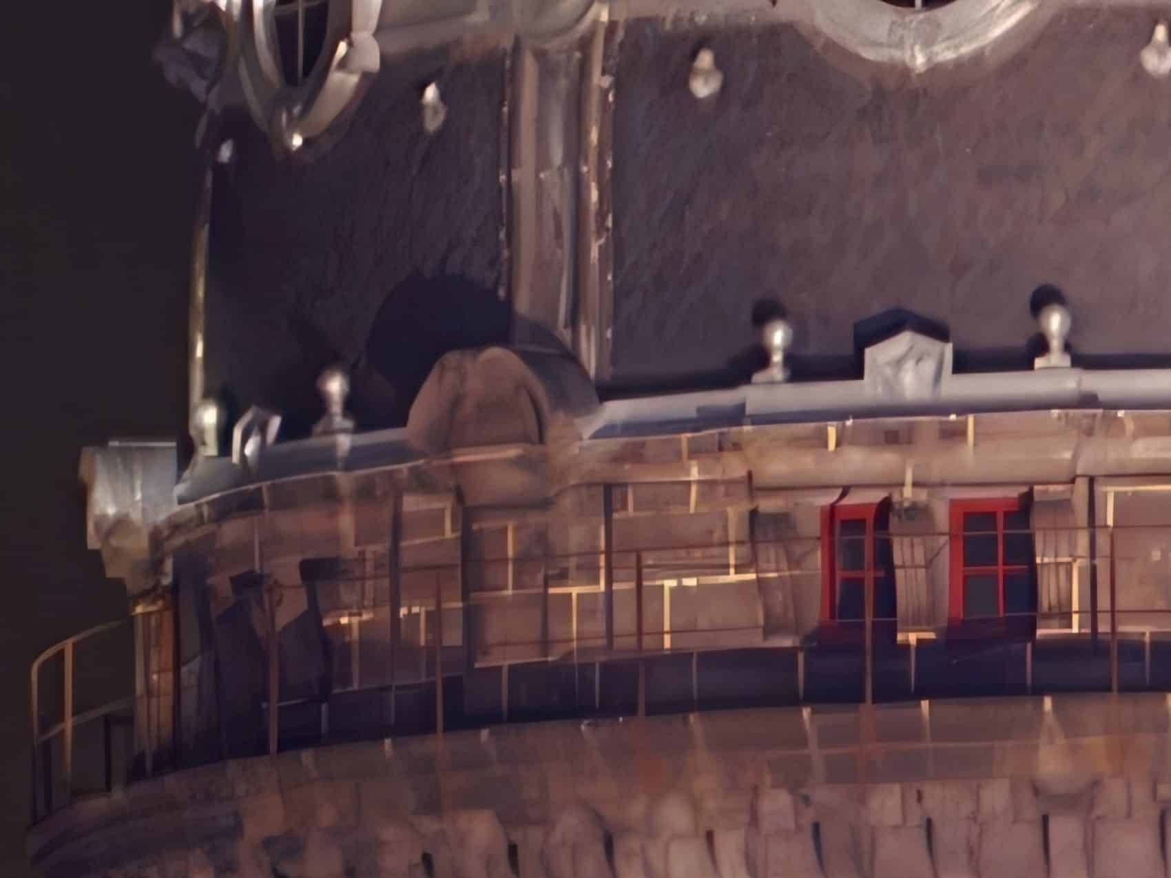 Photo prise avec l’Oppo Find X10 Pro Max : balustrade du clocher de nuit