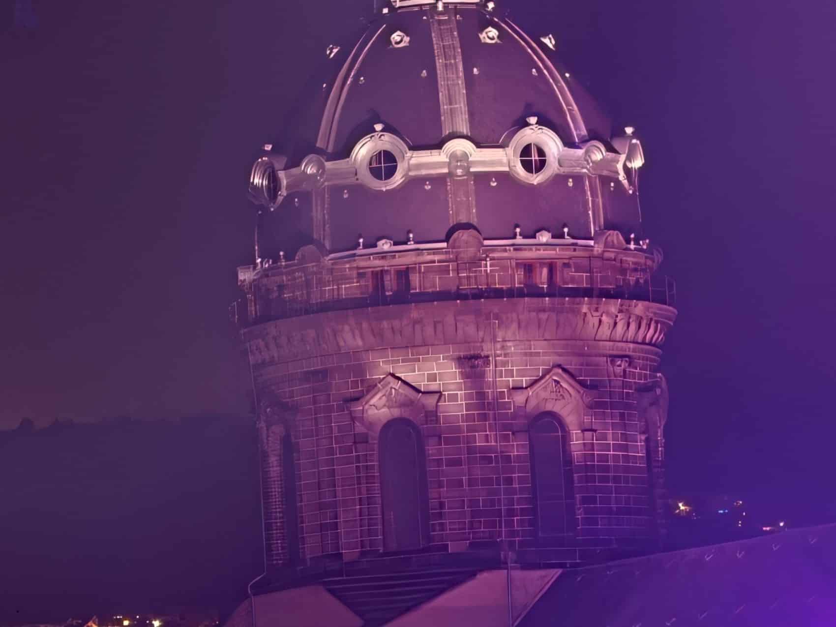 Photo prise avec l’Oppo Find X10 Pro Max : dôme du clocher de nuit au zoom