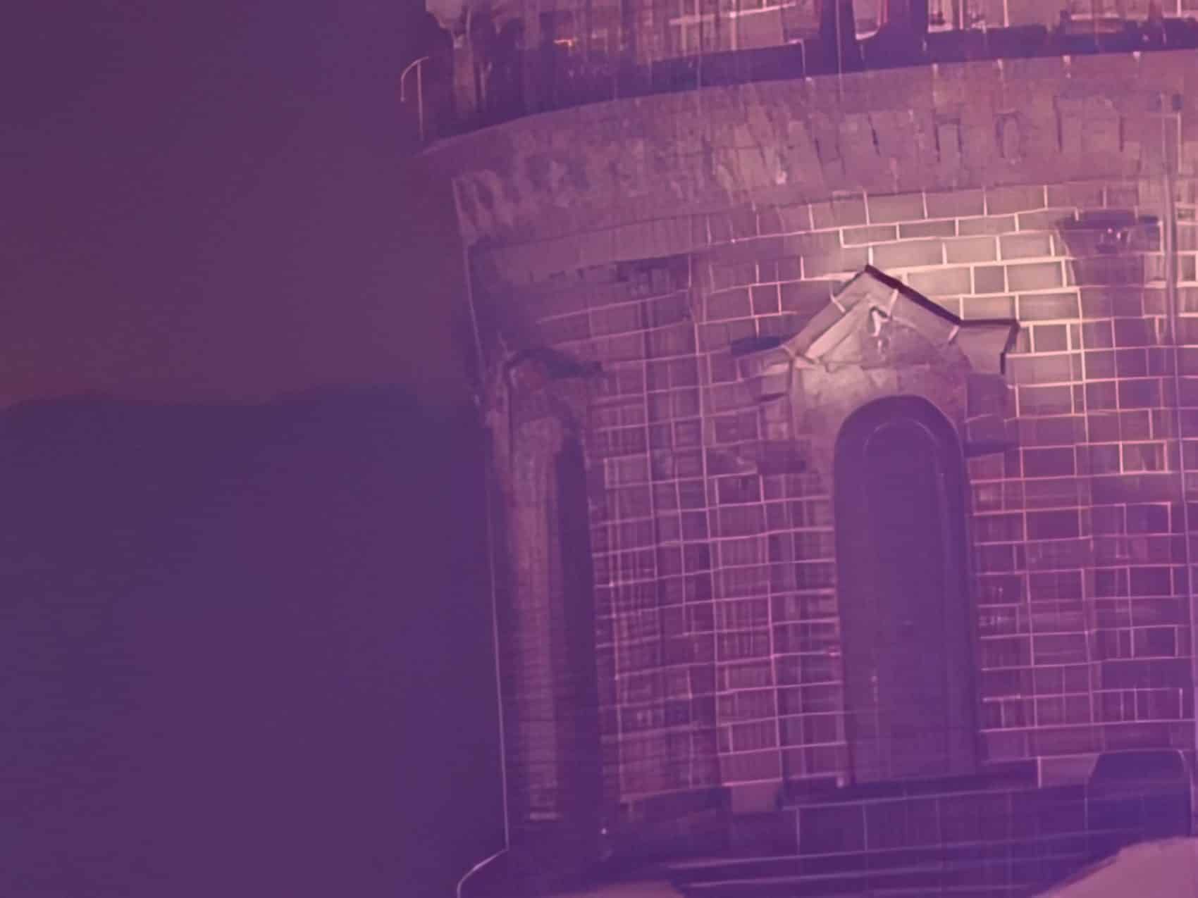 Photo prise avec l’Oppo Find X10 Pro Max : façade du clocher de nuit à fort grossissement
