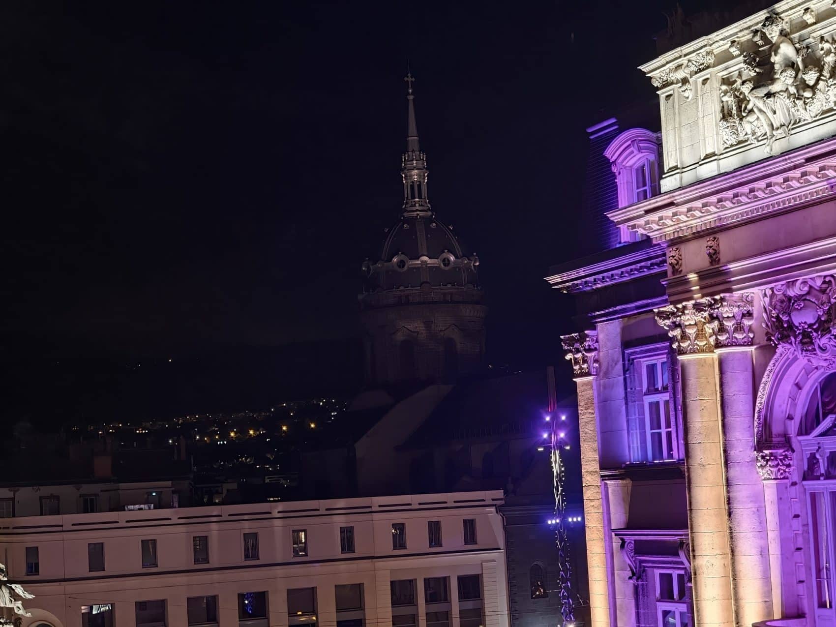 Photo prise avec l’Oppo Find X10 Pro Max : clocher de nuit au téléobjectif