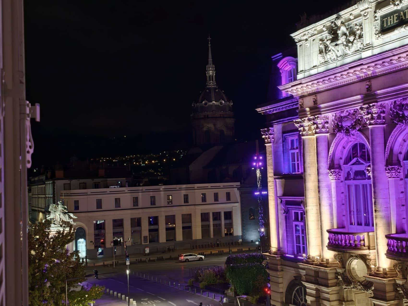 Photo prise avec l’Oppo Find X10 Pro Max : clocher et théâtre de nuit