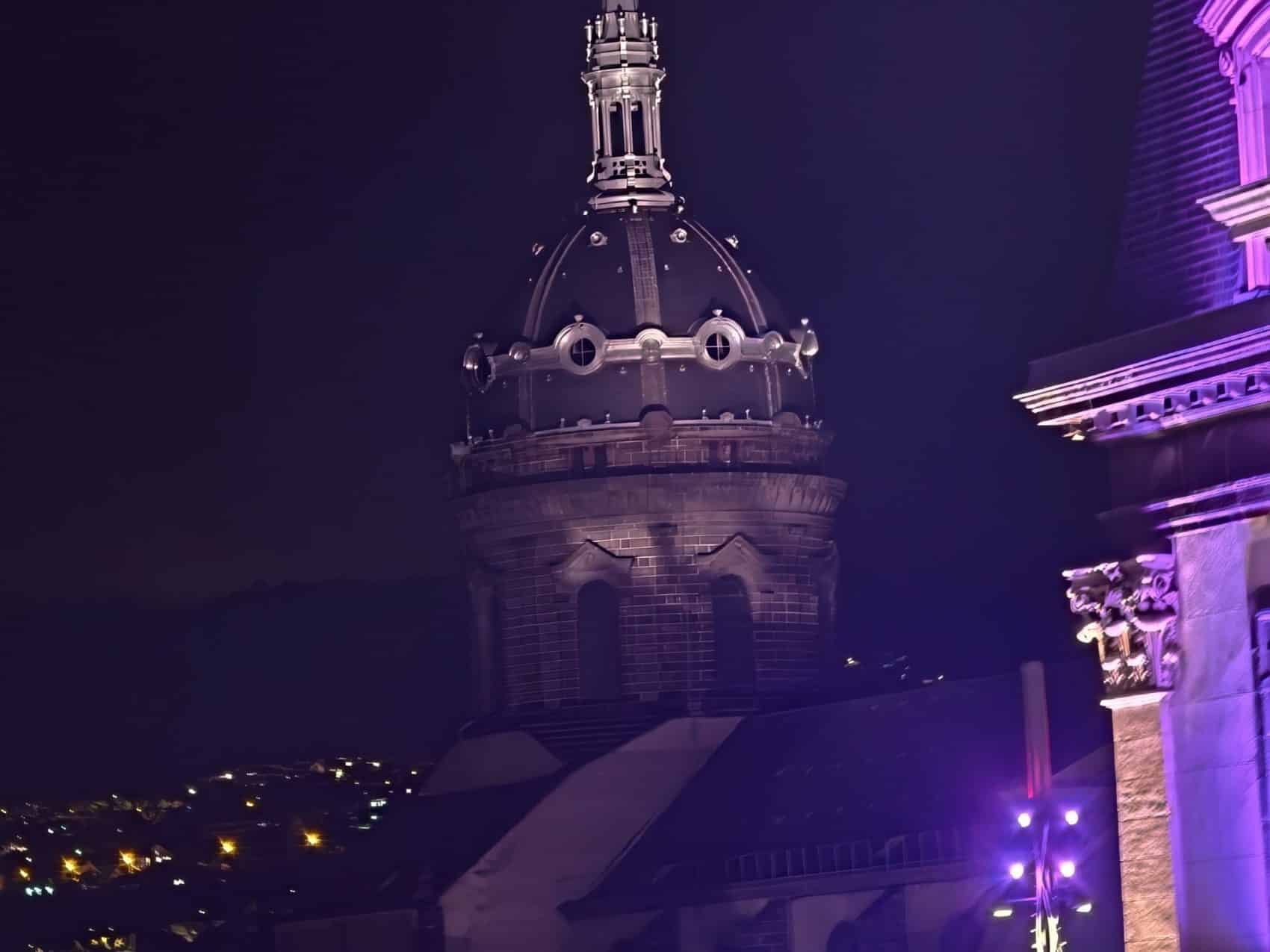 Photo prise avec l’Oppo Find X10 Pro Max : tour du clocher de nuit