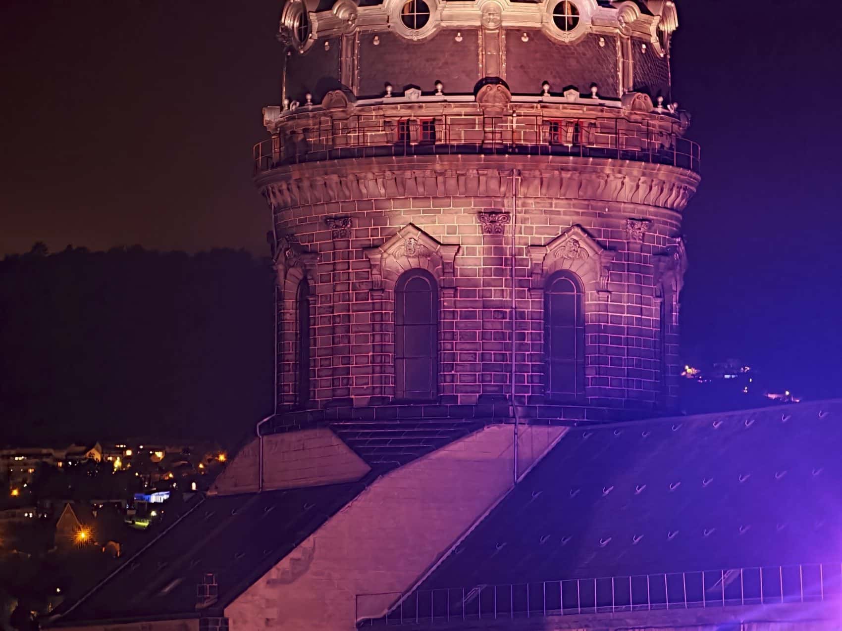 Photo prise avec l’Oppo Find X10 Pro Max : tour éclairée de nuit au zoom