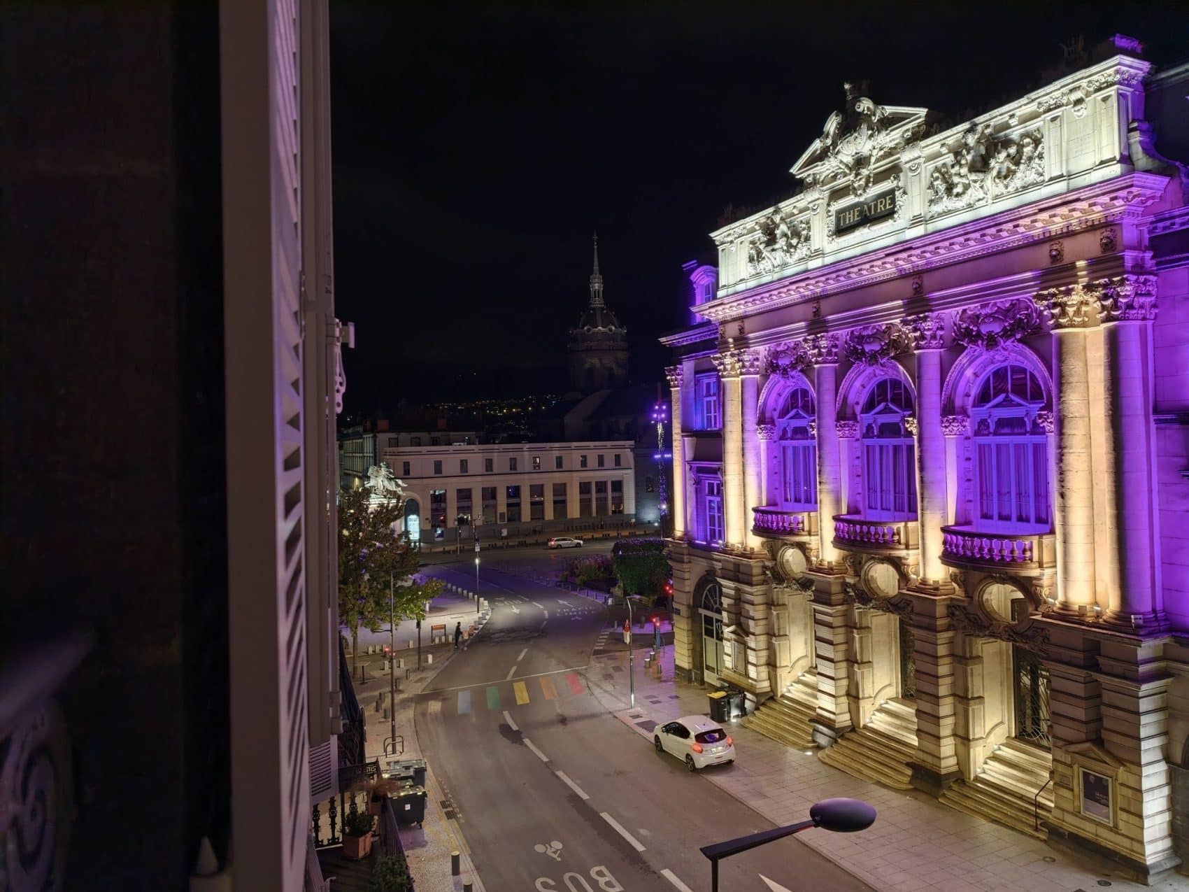 Photo prise avec l’Oppo Find X10 Pro Max : place et théâtre de nuit en grand-angle