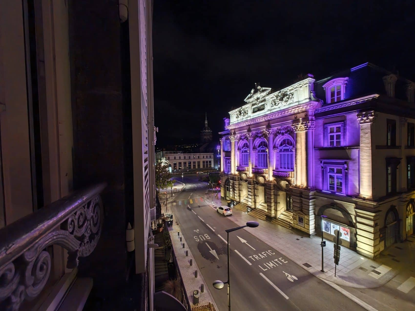 Photo prise avec l’Oppo Find X10 Pro Max : place et théâtre de nuit en ultra grand-angle
