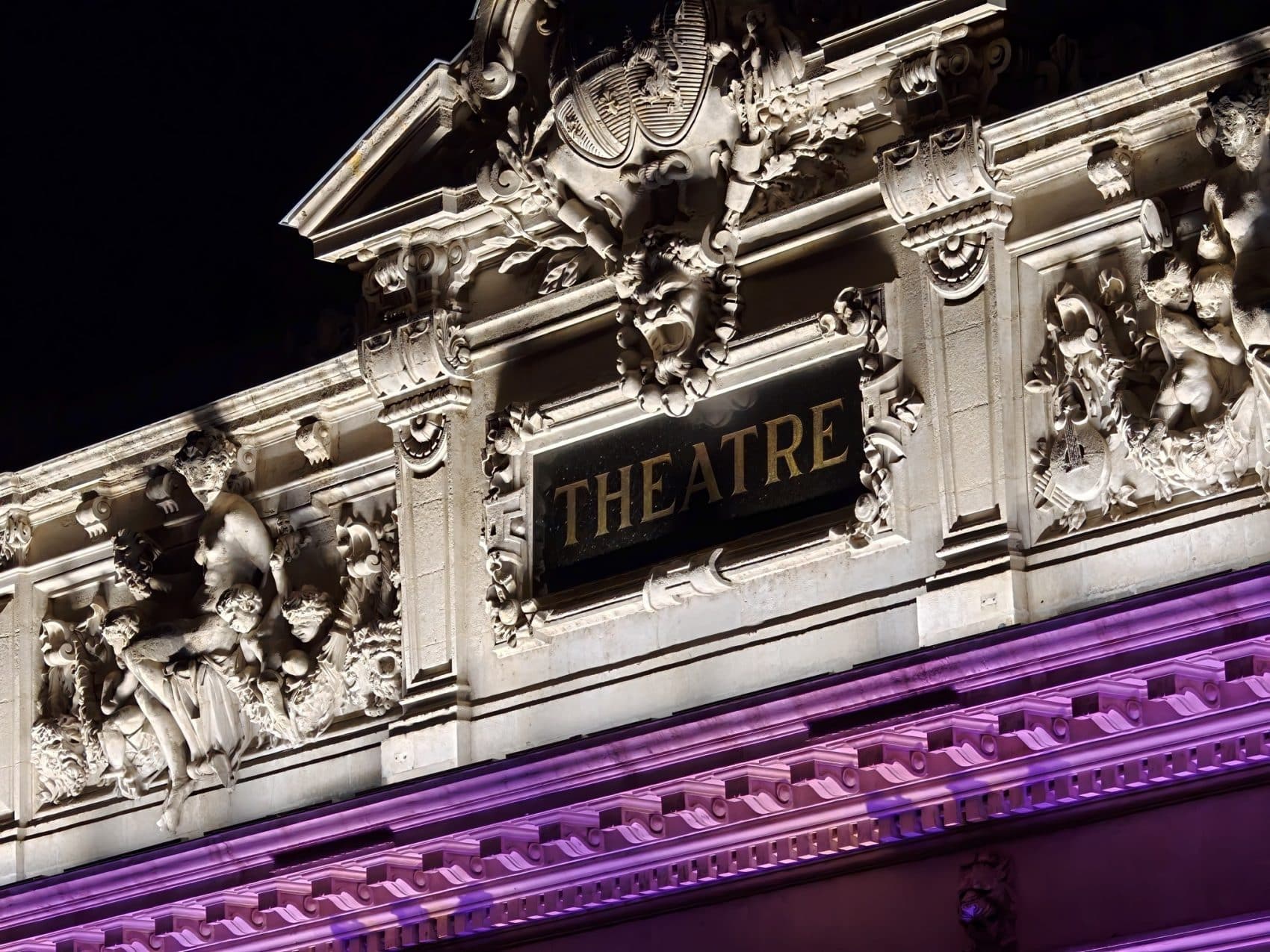Photo prise avec l’Oppo Find X10 Pro Max : enseigne du théâtre de nuit
