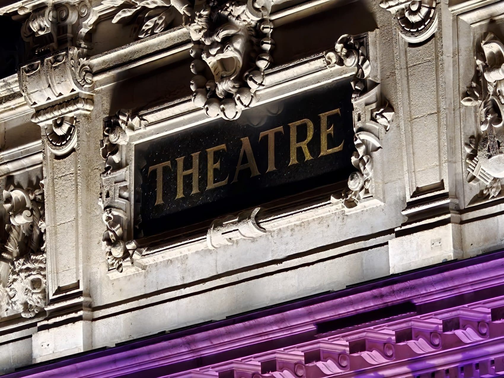 Photo prise avec l’Oppo Find X10 Pro Max : enseigne du théâtre de nuit au zoom