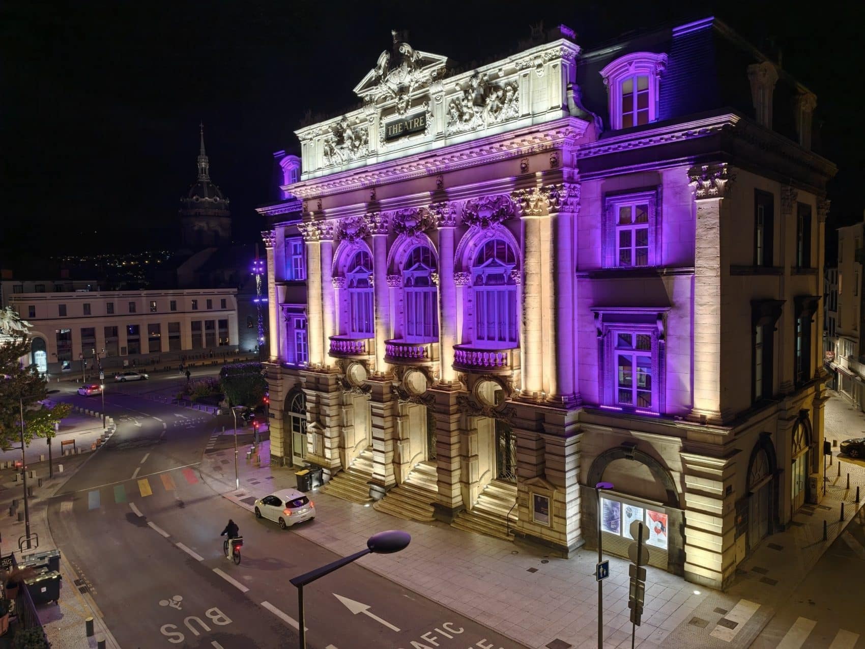 Photo prise avec l’Oppo Find X10 Pro Max : théâtre éclairé de nuit en grand-angle