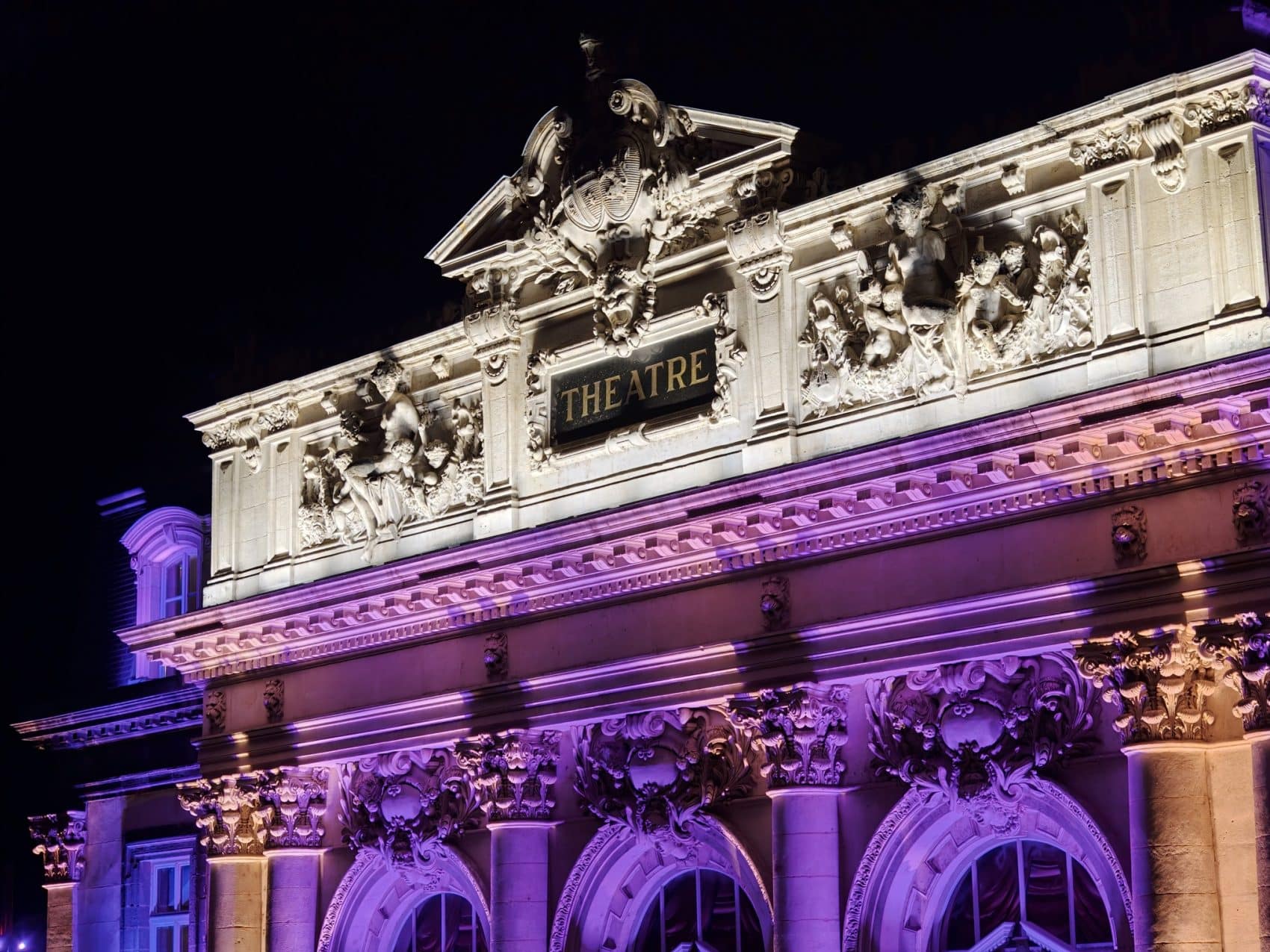 Photo prise avec l’Oppo Find X10 Pro Max : façade du théâtre de nuit au téléobjectif