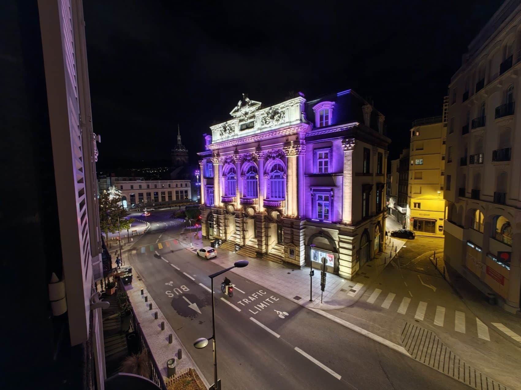 Photo prise avec l’Oppo Find X10 Pro Max : théâtre éclairé de nuit en ultra grand-angle