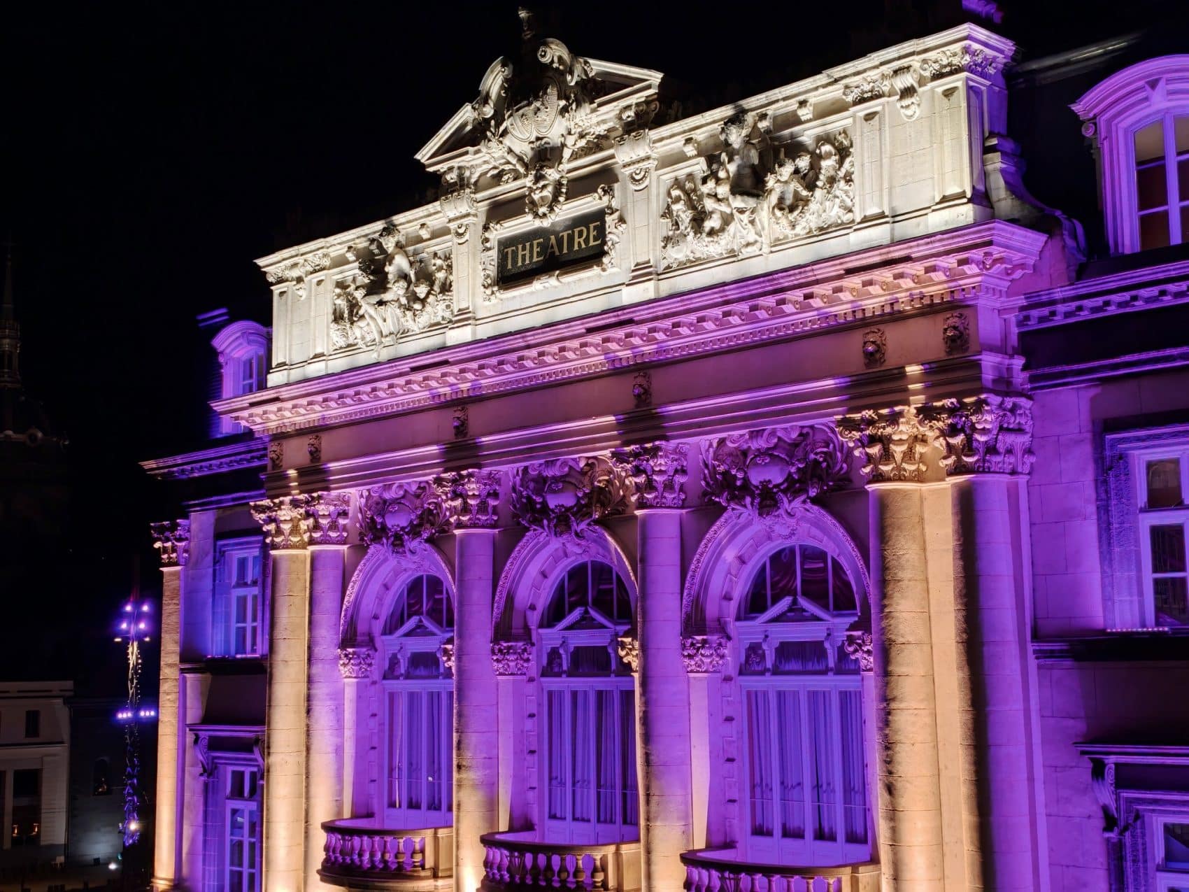 Photo prise avec l’Oppo Find X10 Pro Max : façade du théâtre de nuit au zoom