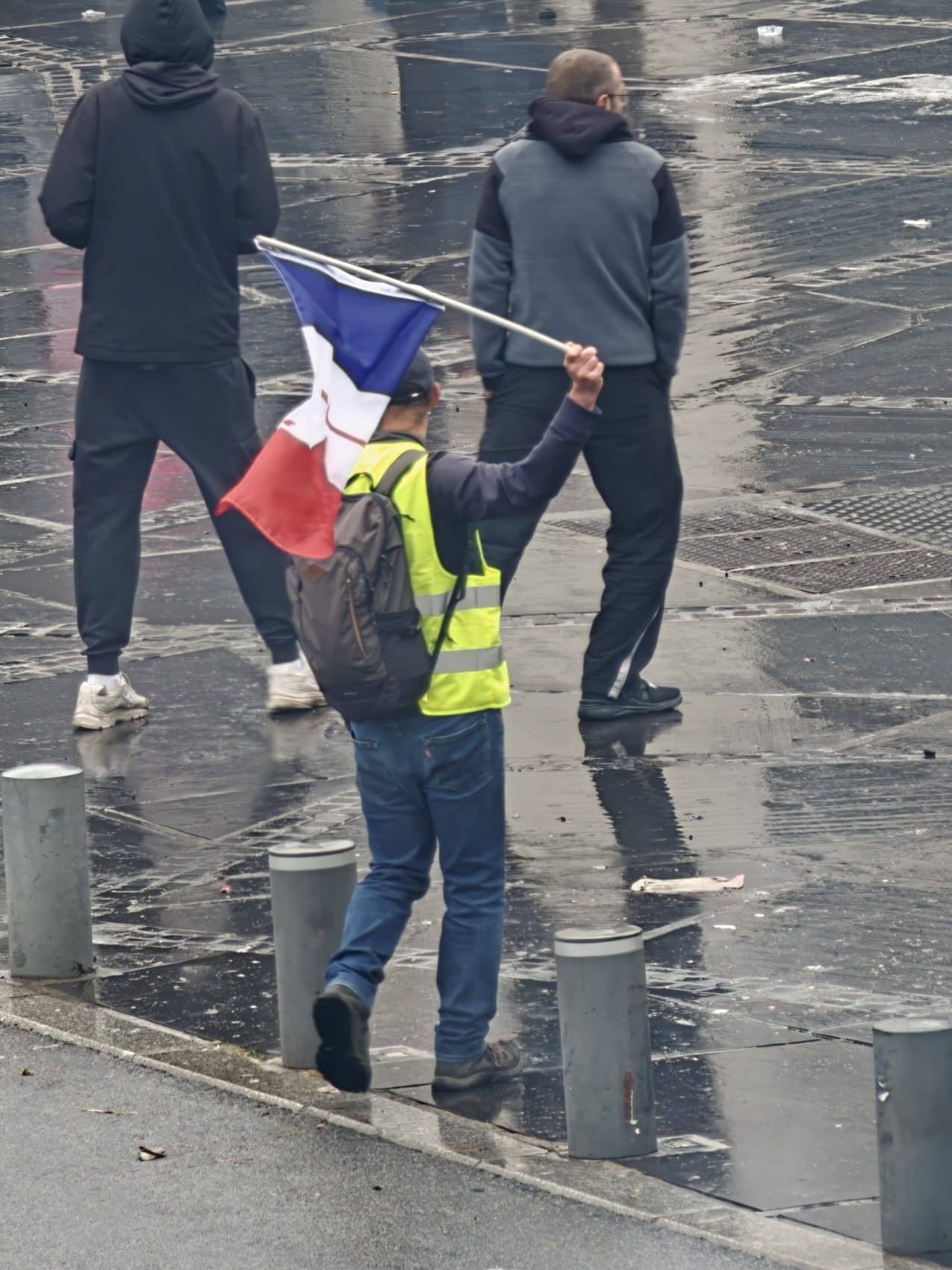 Photo prise avec l’Oppo Find X10 Pro Max : passants et drapeau dans la rue