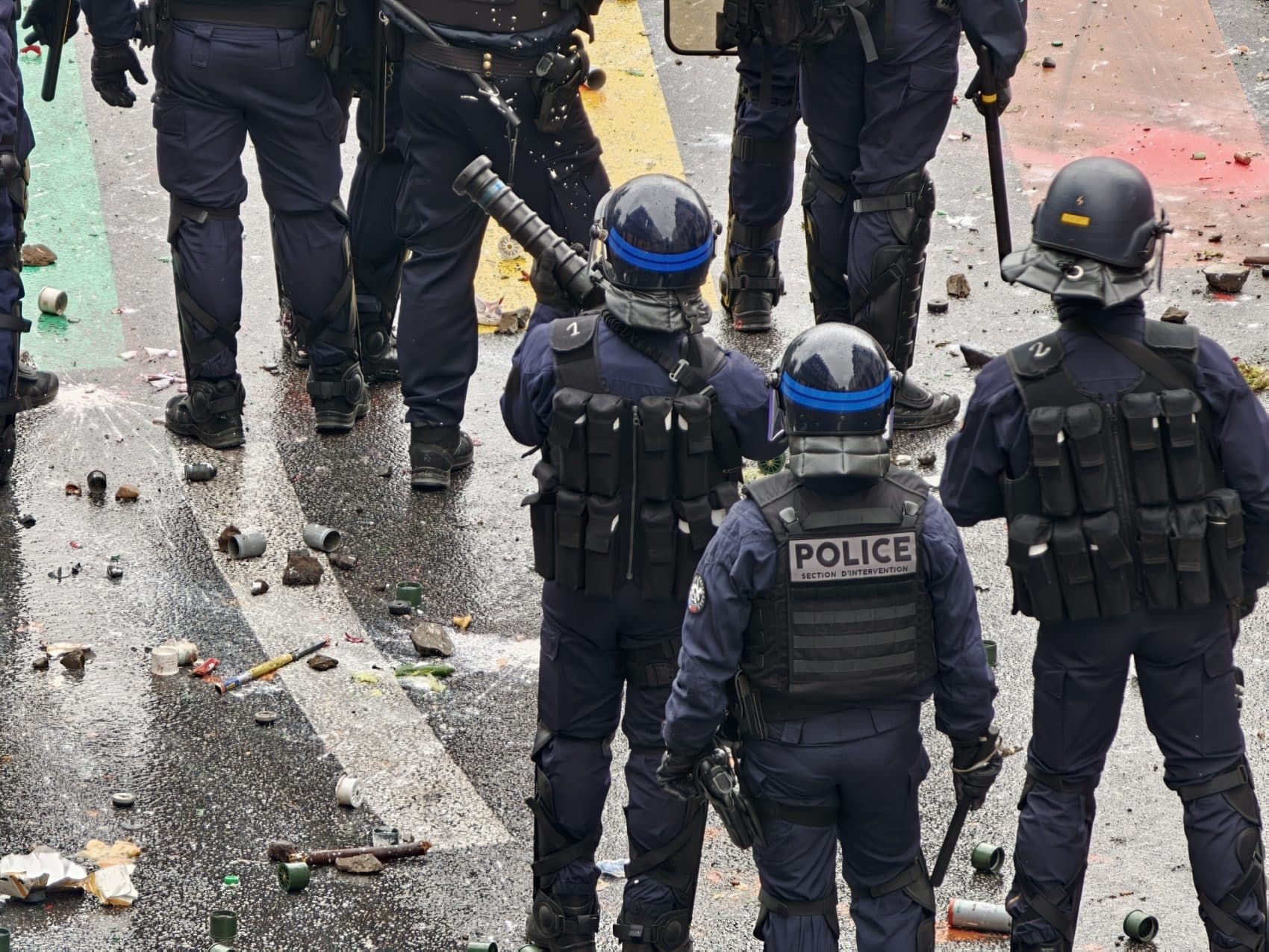 Photo prise avec l’Oppo Find X10 Pro Max : policiers dans la rue